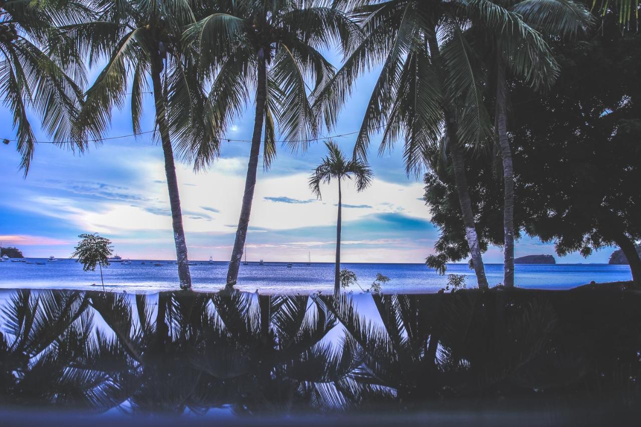 Cafe De Playa Beach Front Hotel Coco Bagian luar foto