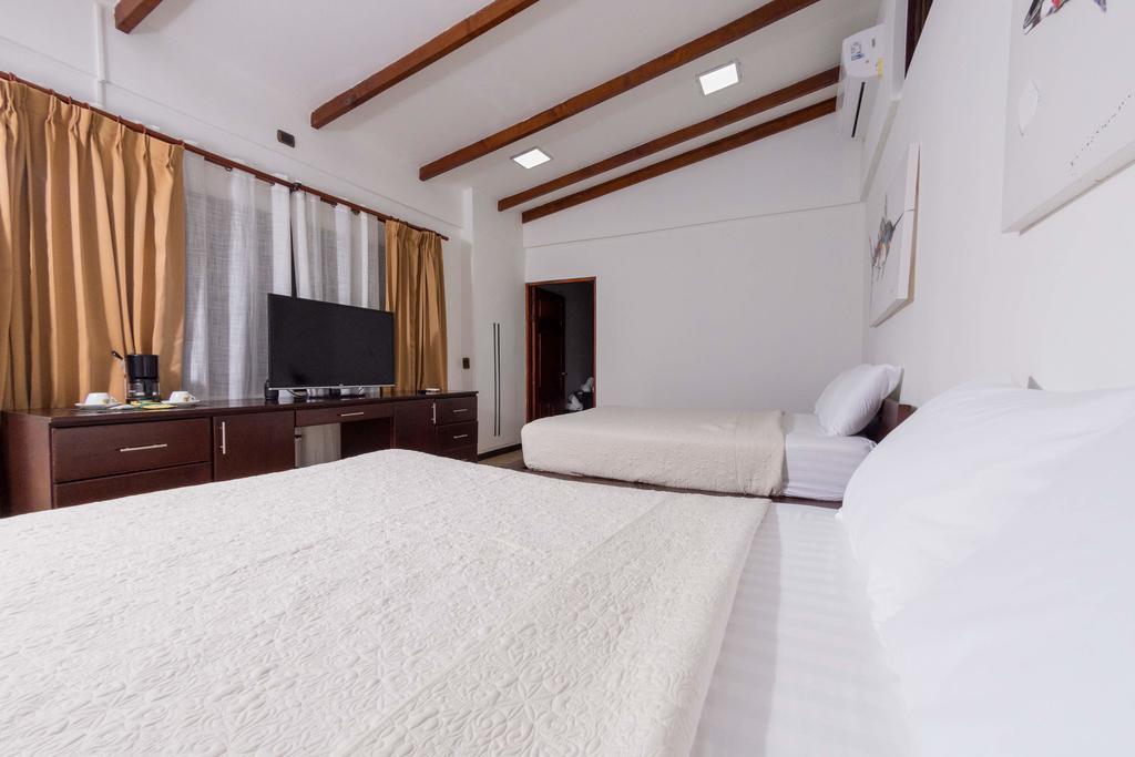 Cafe De Playa Beach Front Hotel Coco Bagian luar foto